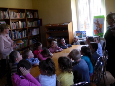Wielkanocne spotkanie przedszkolaków w bibliotece